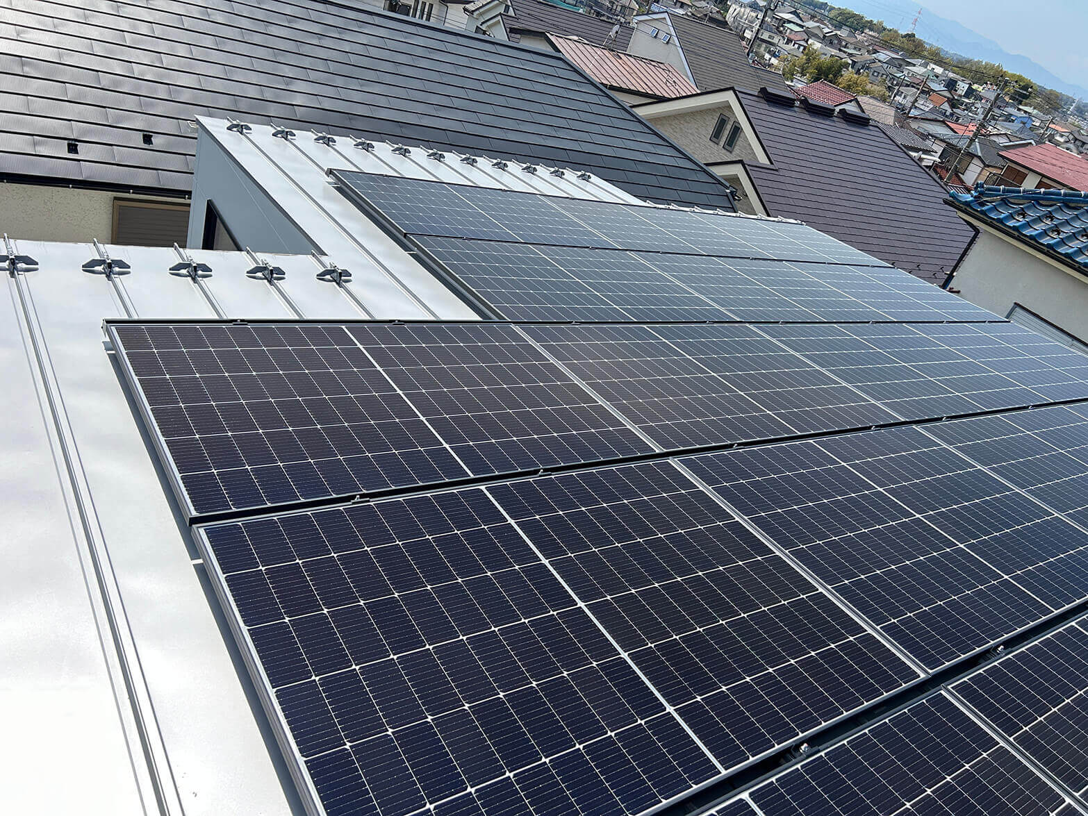 安全を考え足場組立から太陽光発電の施工をはじめます